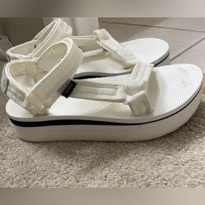 Womens 9 Tevas Platform
